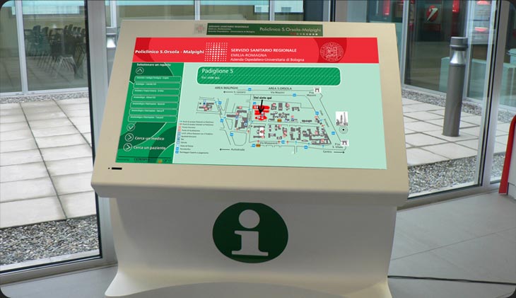 Touch Dedalo ospedali, installato presso l'ospedale Sant'Orsola di Bologna, mentre mostra la mappa